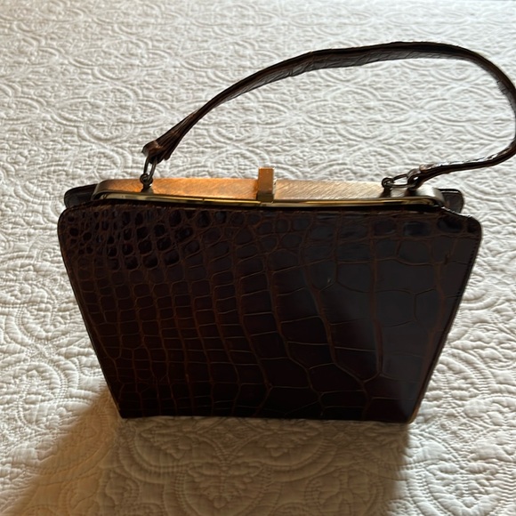 Vintage (1950s) Brown Alligator Handbag With Gold Latch and 4 Gold Feet. - Picture 1 of 3